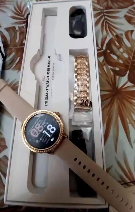 Złoty smartwatch z cyrkoniami