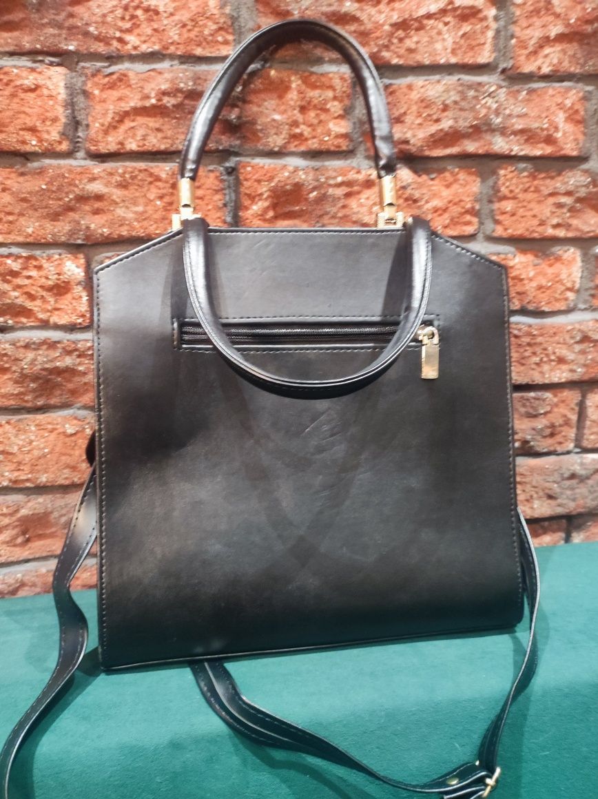 Czarna torebka Maggio
Stan bardzo dobry
Szerokość: 27 cm
Wysokość: 27
