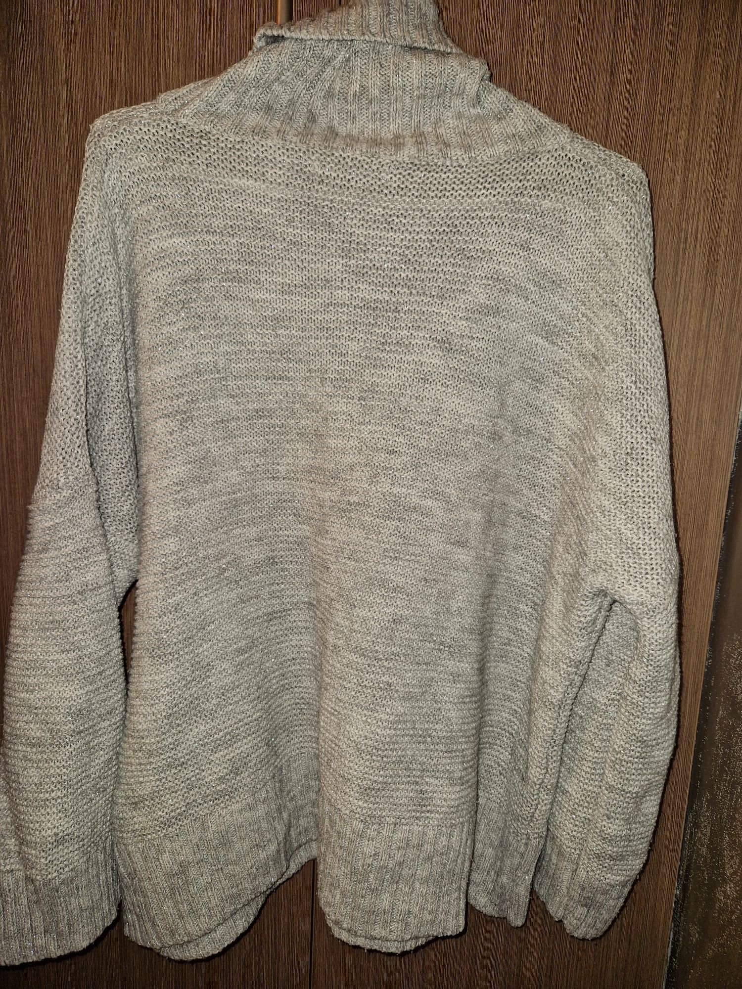 Sweter damski golf oversize Unisono srebrny szary