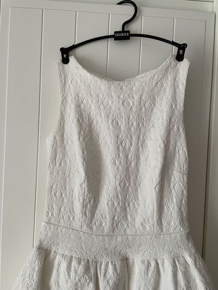 Biała sukienka kość słoniowa na szelkach elegancka imprezowa