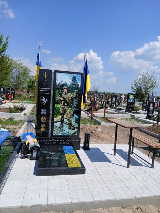 гранітні памʼятники військовим
