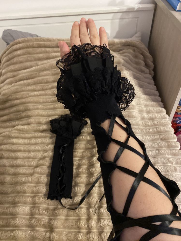 Rękawice gotyckie lolita z koronkowymi falbankami