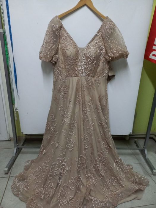 Сукня на пишну пані,зодотиста внчірня нарядна