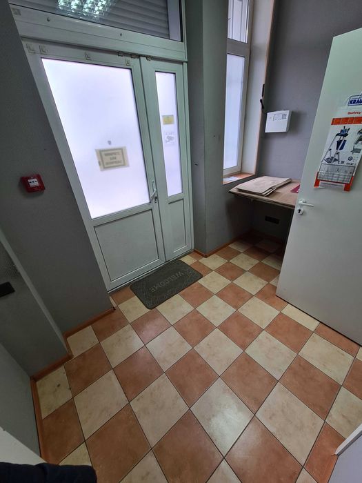 Срібнокільска 1, 54м.кв., 1 поверх фасад оренда. Власник