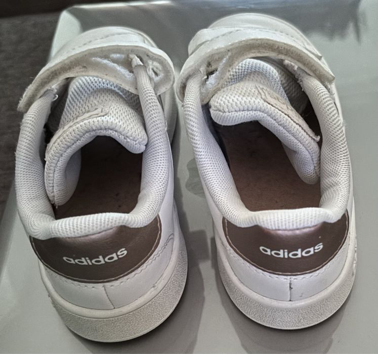 Ténis Adidas, tam. 26. Portes grátis!