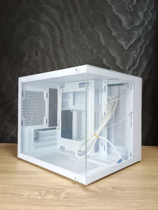 Комп'ютерний корпус MSI