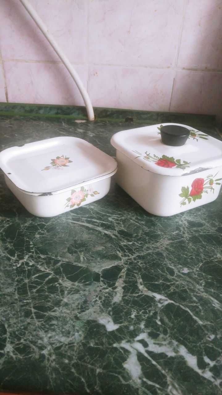 Эмалированная посуда: судочки и кружки..