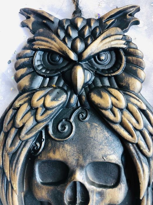 Sowa z czaszką - gipsowy świecznik