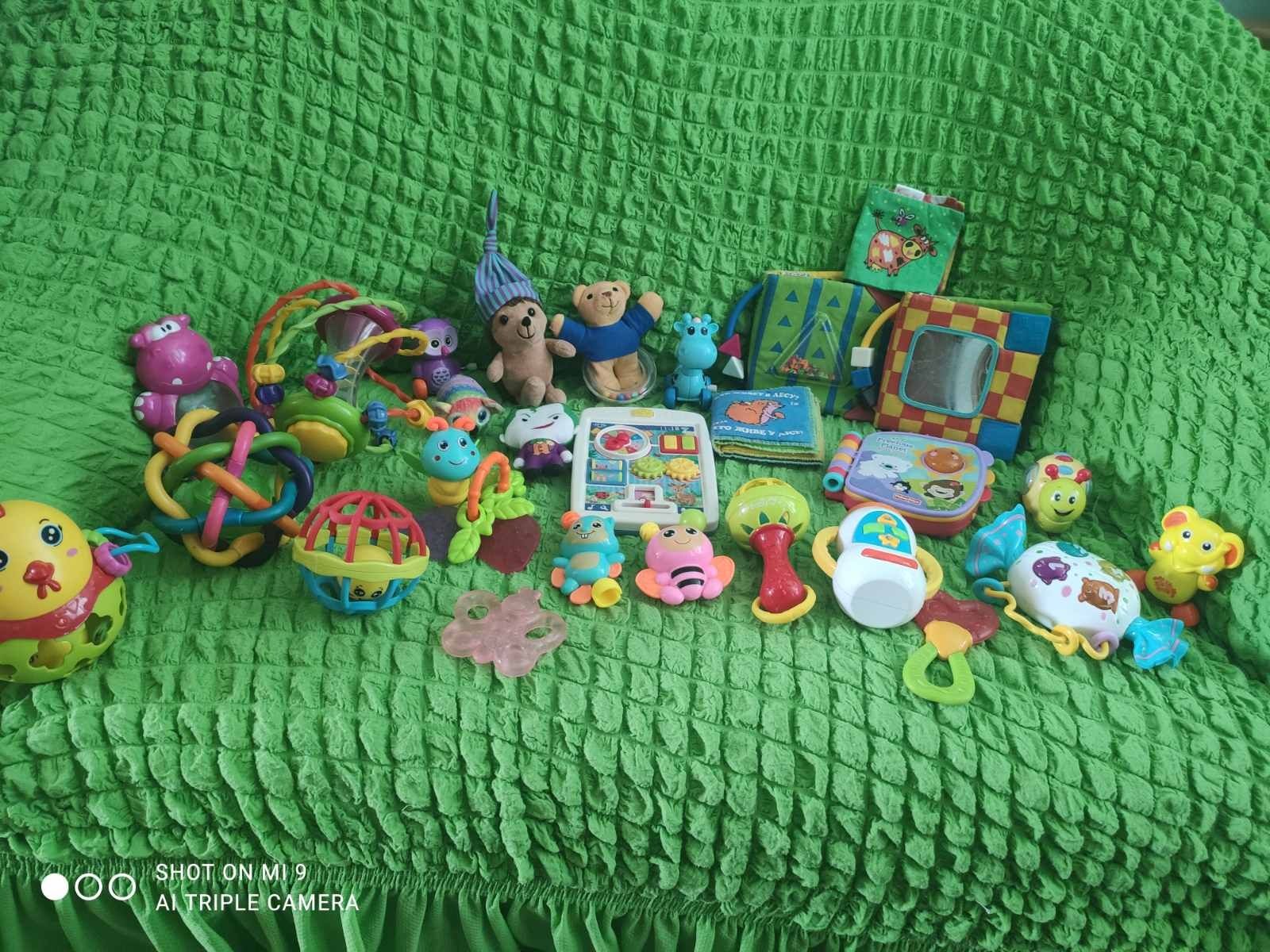 Погремушки, мягкие книжечки, музыкальные игрушки для самых маленьких