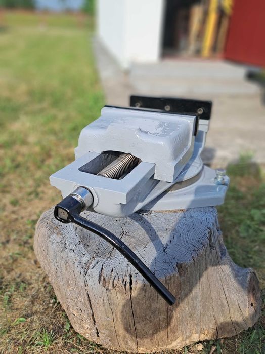 Лещата чугунні, поворотні під градус, щоки 25см.