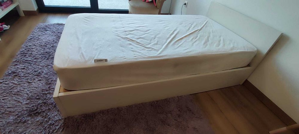 Cama solteiro lacada em branco com colchão