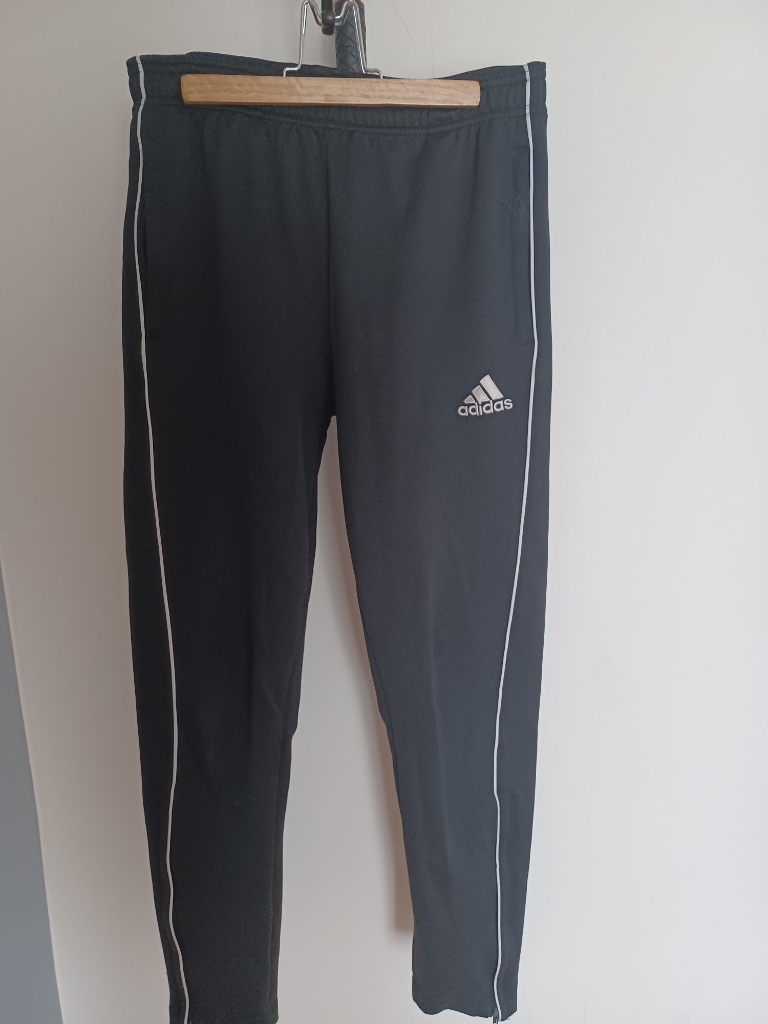 Adidas czarne spodnie dresowe