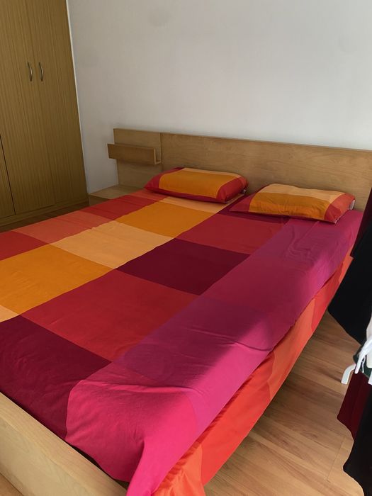 Cama de casal c/ cabeceira e mesa