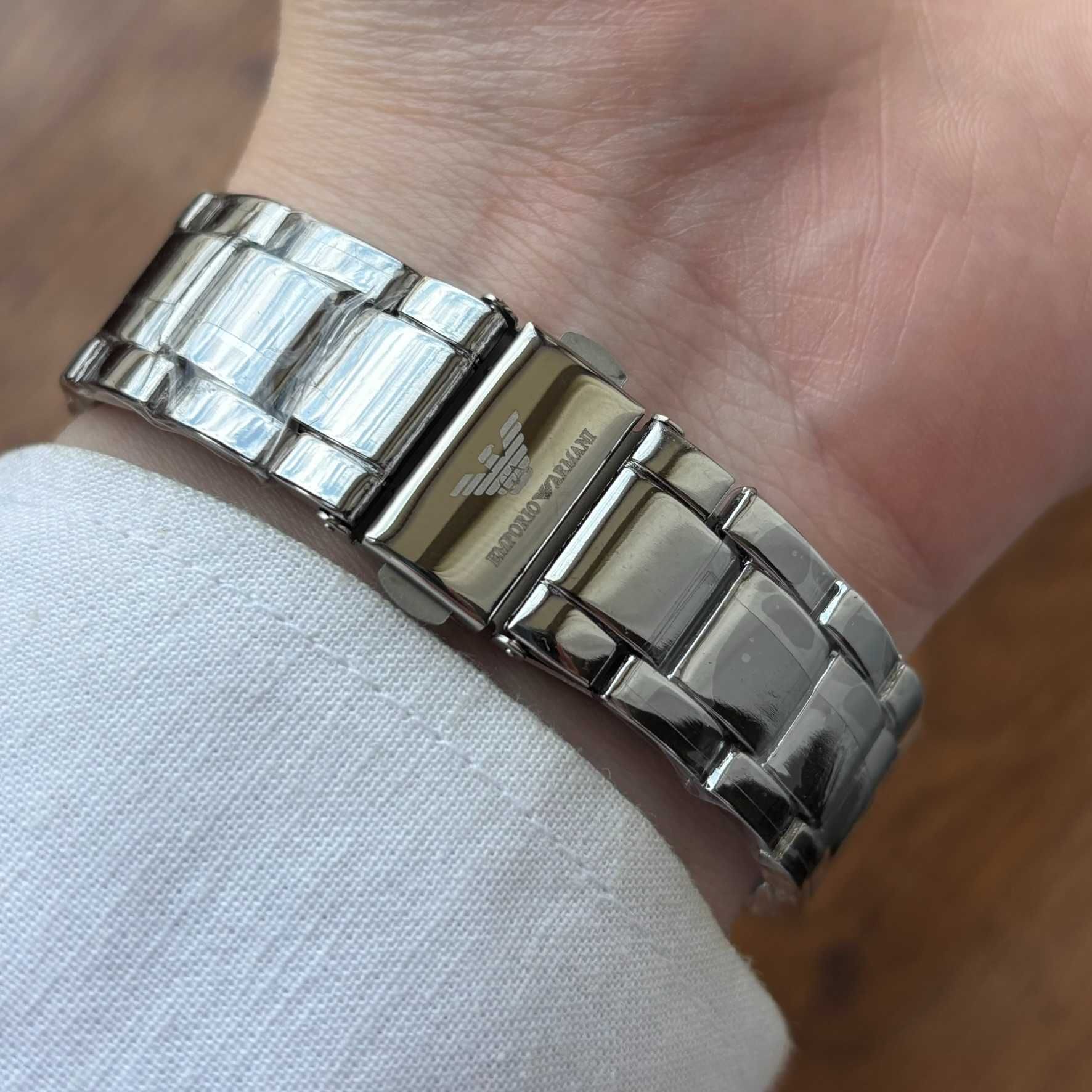 Чоловічий годинник Emporio Armani на браслеті срібного кольору з датою