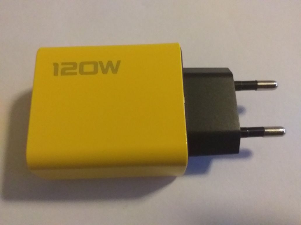 Ładowarka 120 W + kabel USB-C z wyświetlaczem.