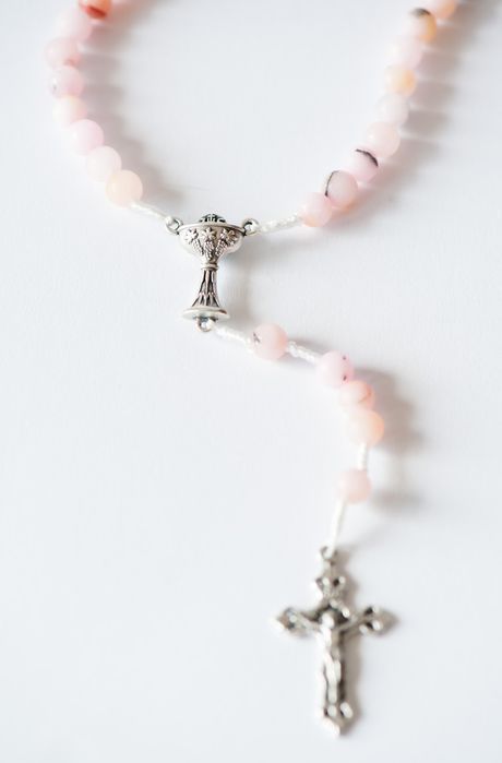 Różaniec komunijny z kamieni opal różowy na sznurku+etui sakiewka HIT