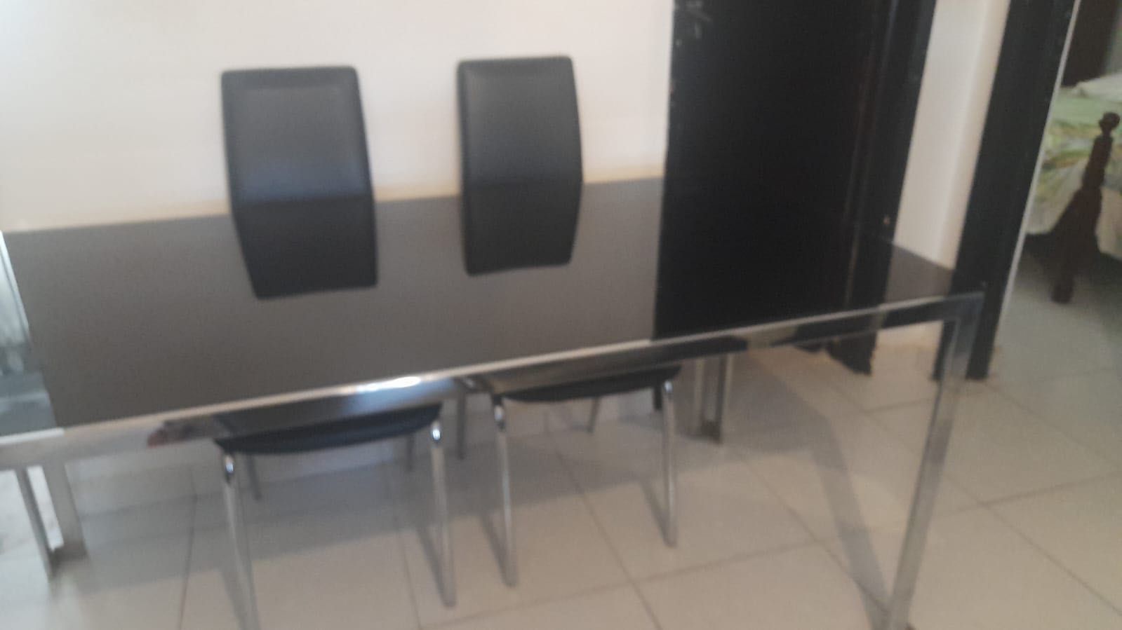 Vende se mesa com 4 cadeiras