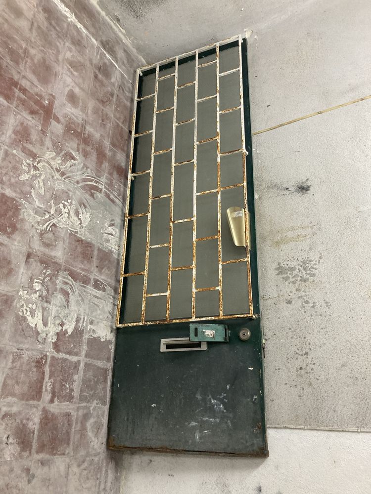 Porta de rua em ferro com fechadura e grade protecao