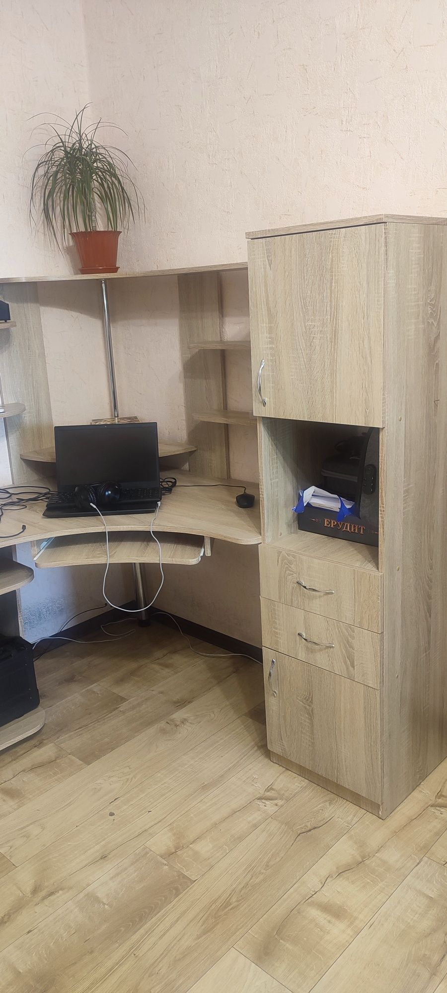 Комп'ютерний стіл з надбудовою тумба пенал поличка шахляди