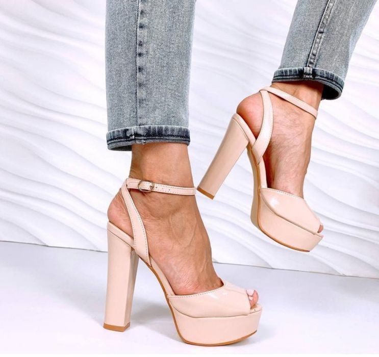 Акція 37-39 Стильні бежеві босоніжки на підборах туфлі лакові шпилька