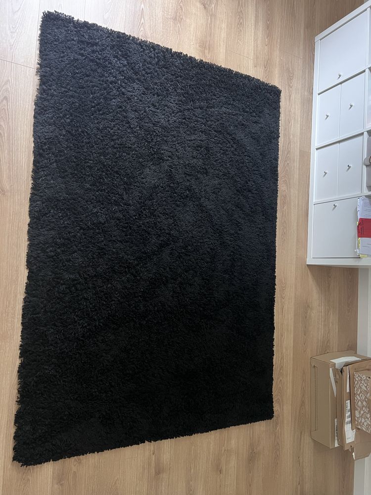 Czarny dywan Ikea