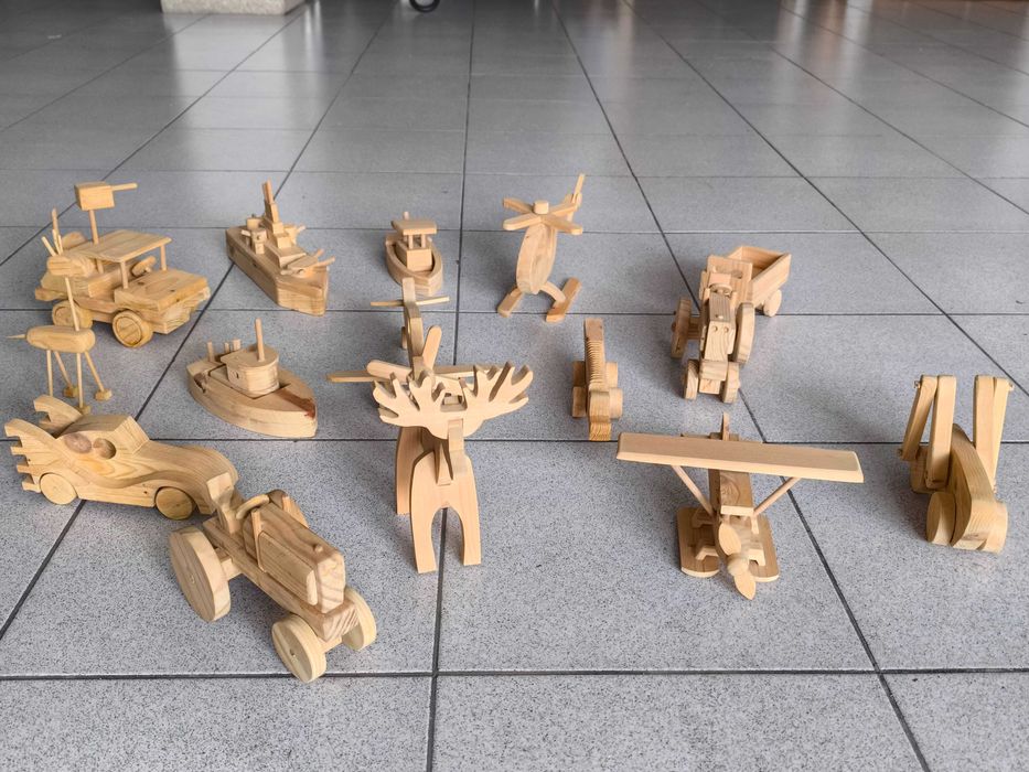 Brinquedos em madeira feitos à mão