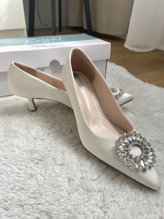 Biale satynowe buty slubne NEXT, niski obcas 5 cm, panieński