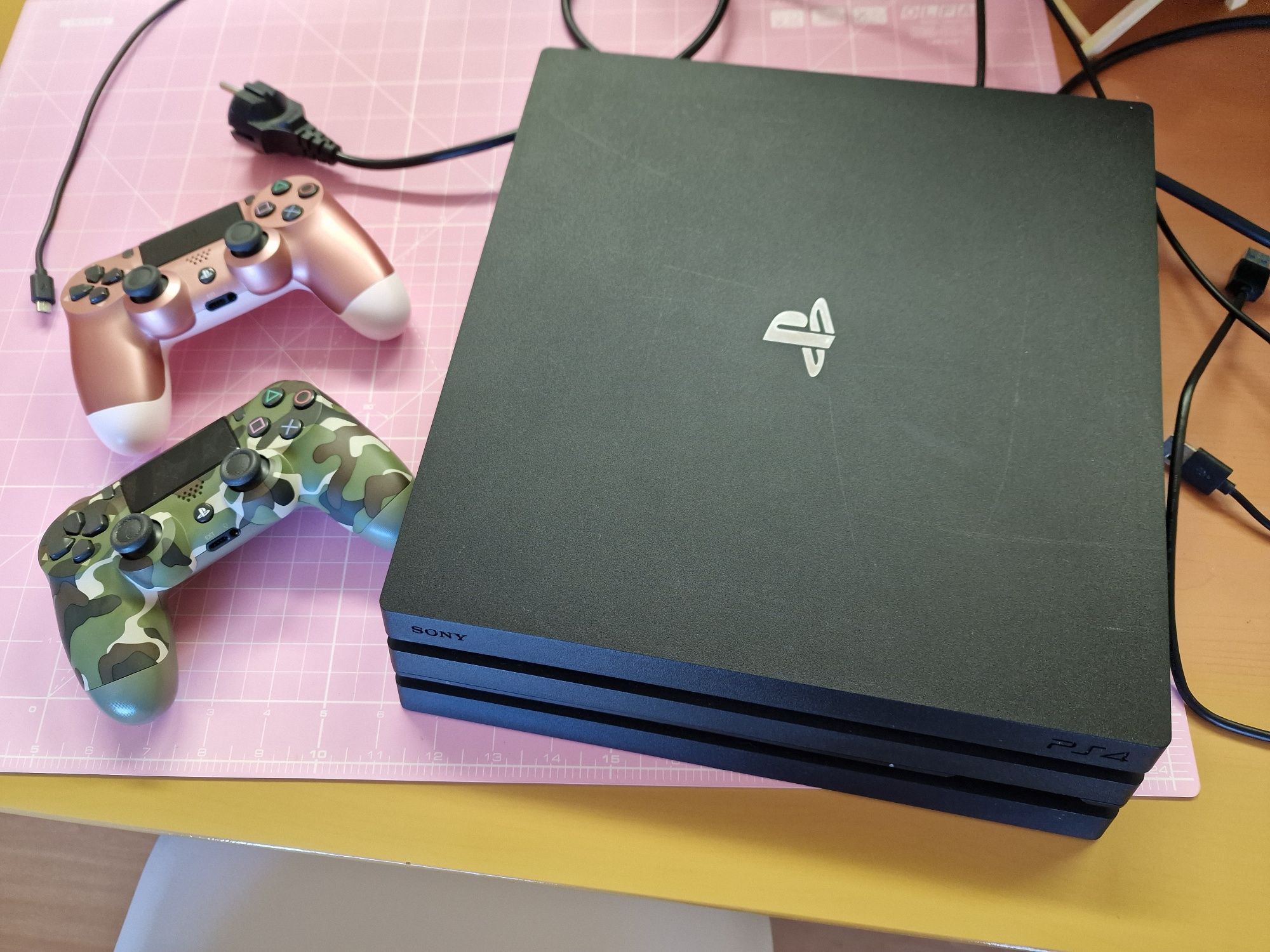Ps4 pro 1TB SSD + 2 comandos