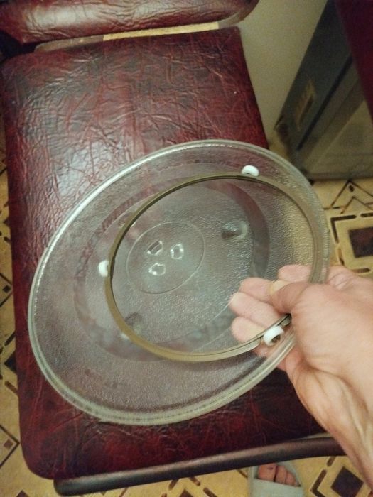 Тарелка для микроволновки большая, диаметр 31,5 см.