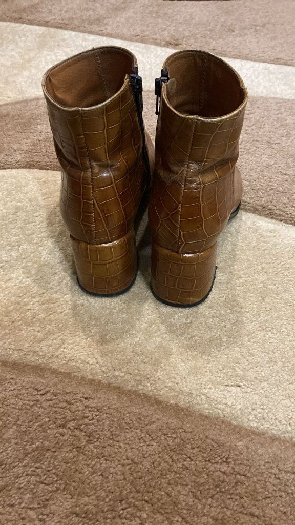 Botas castanhas/camel com salto 37 Sofia Costa
