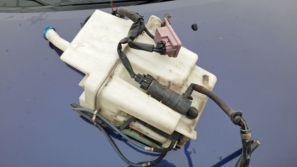 Zbiorniczek spryskiwaczy Xenon Toyota Avensis T25 corolla verso