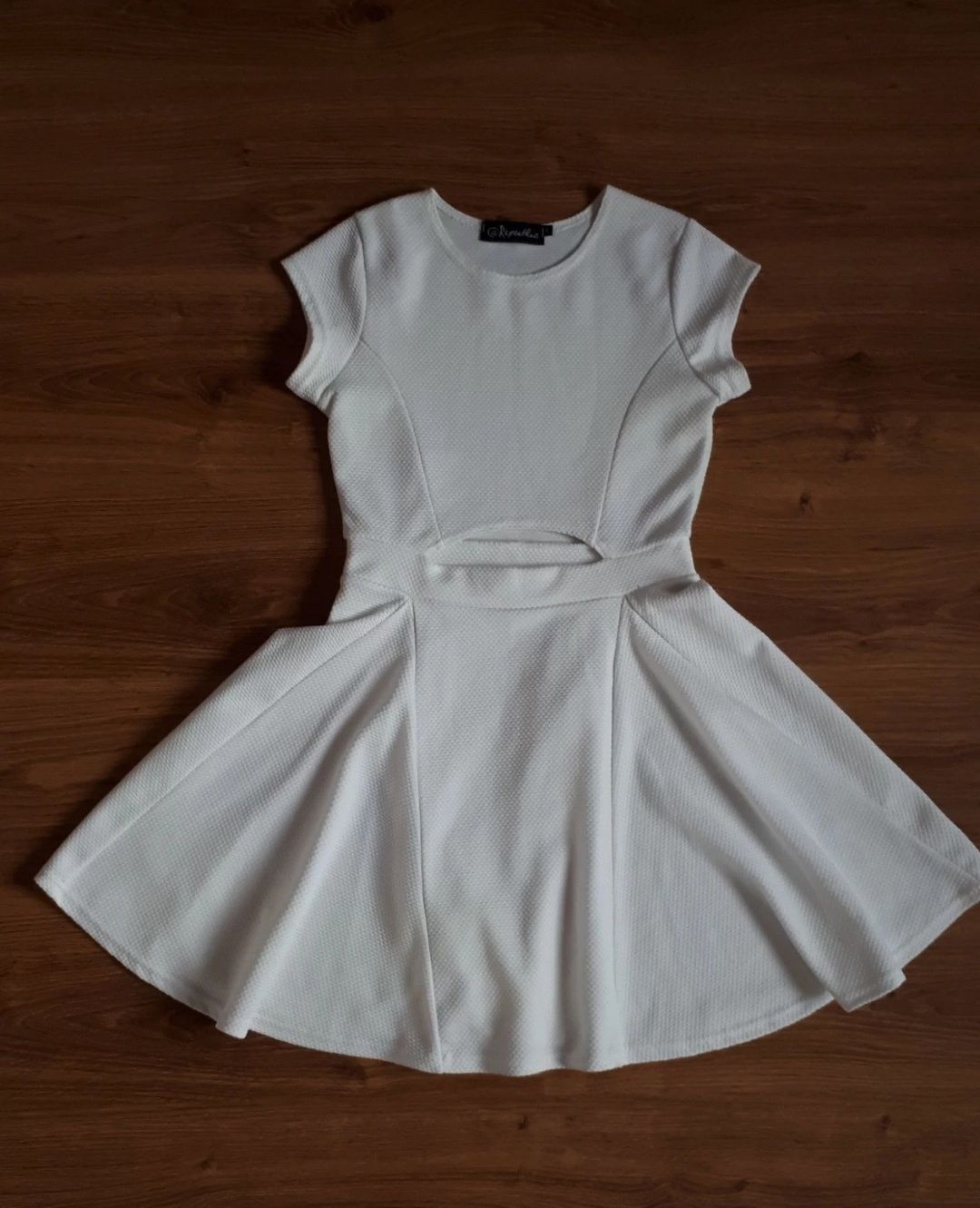 Biała sukienka z rozcięciem