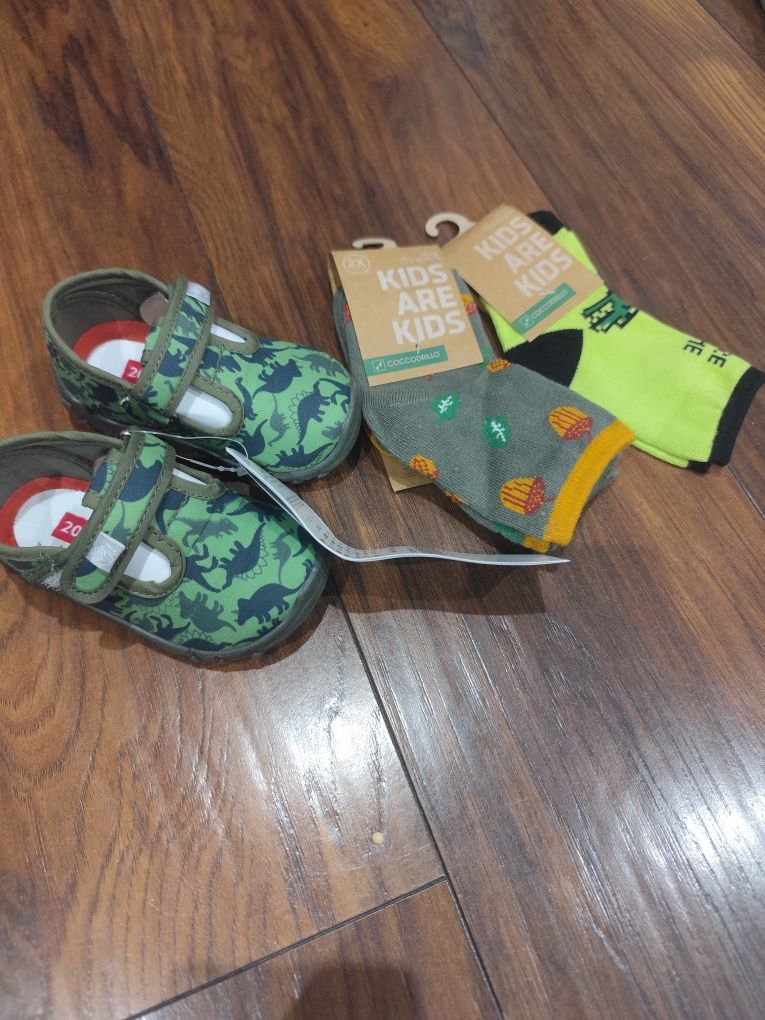 Nowe kapcie do żłobka r.20+skarpetki coccodrillo
