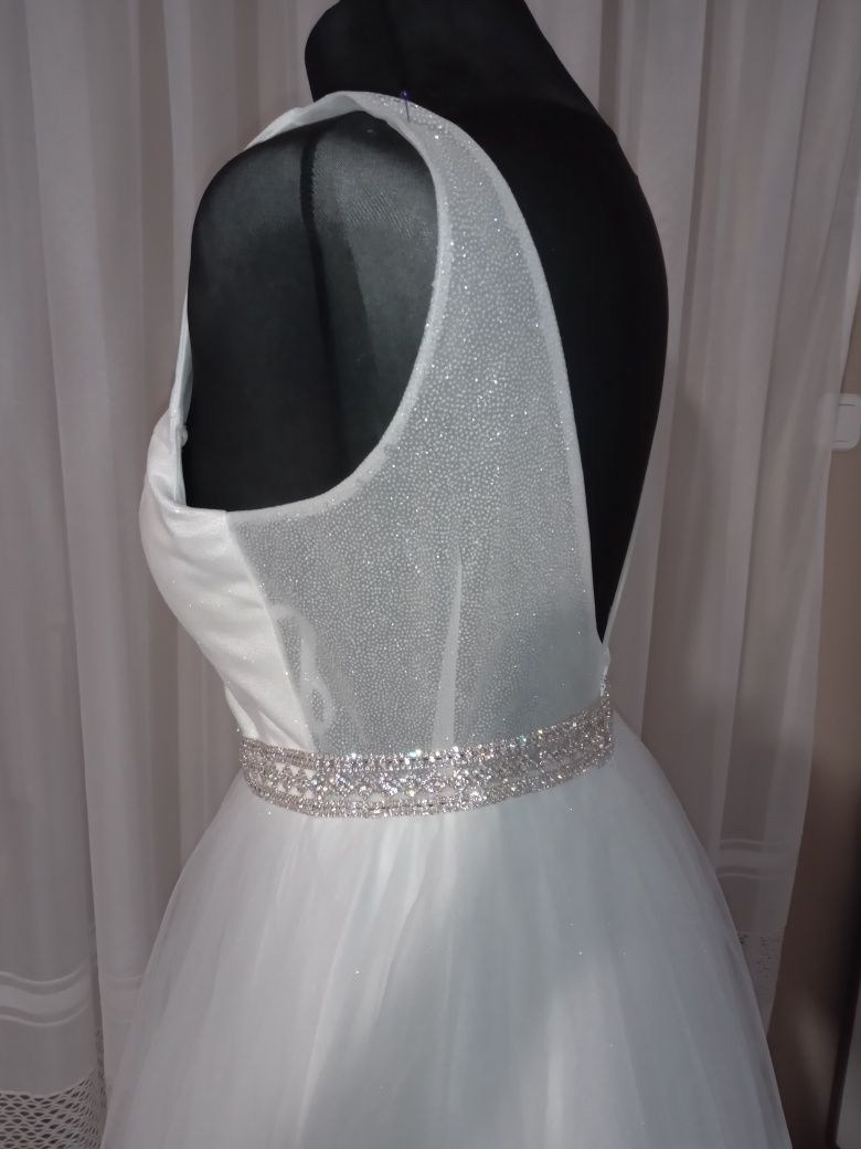 Suknia ślubna ze srebrnym paskiem