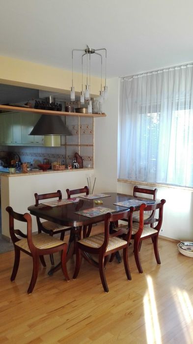 Elegancki i stylowy stół z krzesłami do jadalni