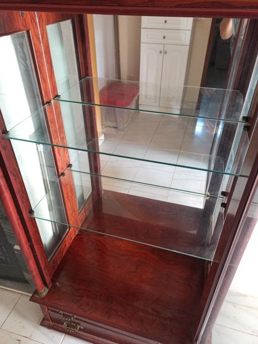 PARA DESOCUPAR! Móvel vitrine com espelho, gavetas e prateleiras de vi