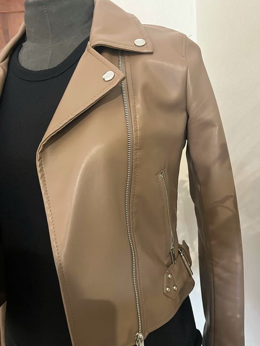 Бежева коротка косуха