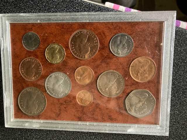 Historyczna kolekcja 12 monet z Wielkiej Brytanii oprawiona w ramce