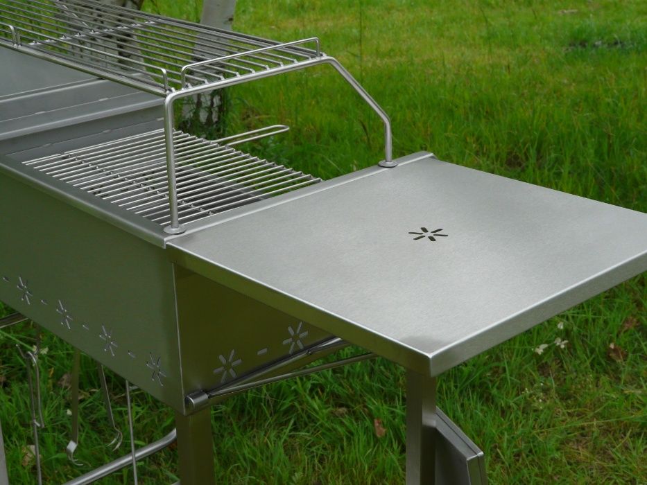 Grill nierdzewny z dwoma półkami