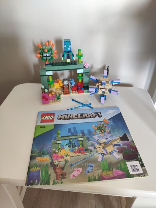 Klocki LEGO Minecraft 21180 Walka ze strażnikami kompletne