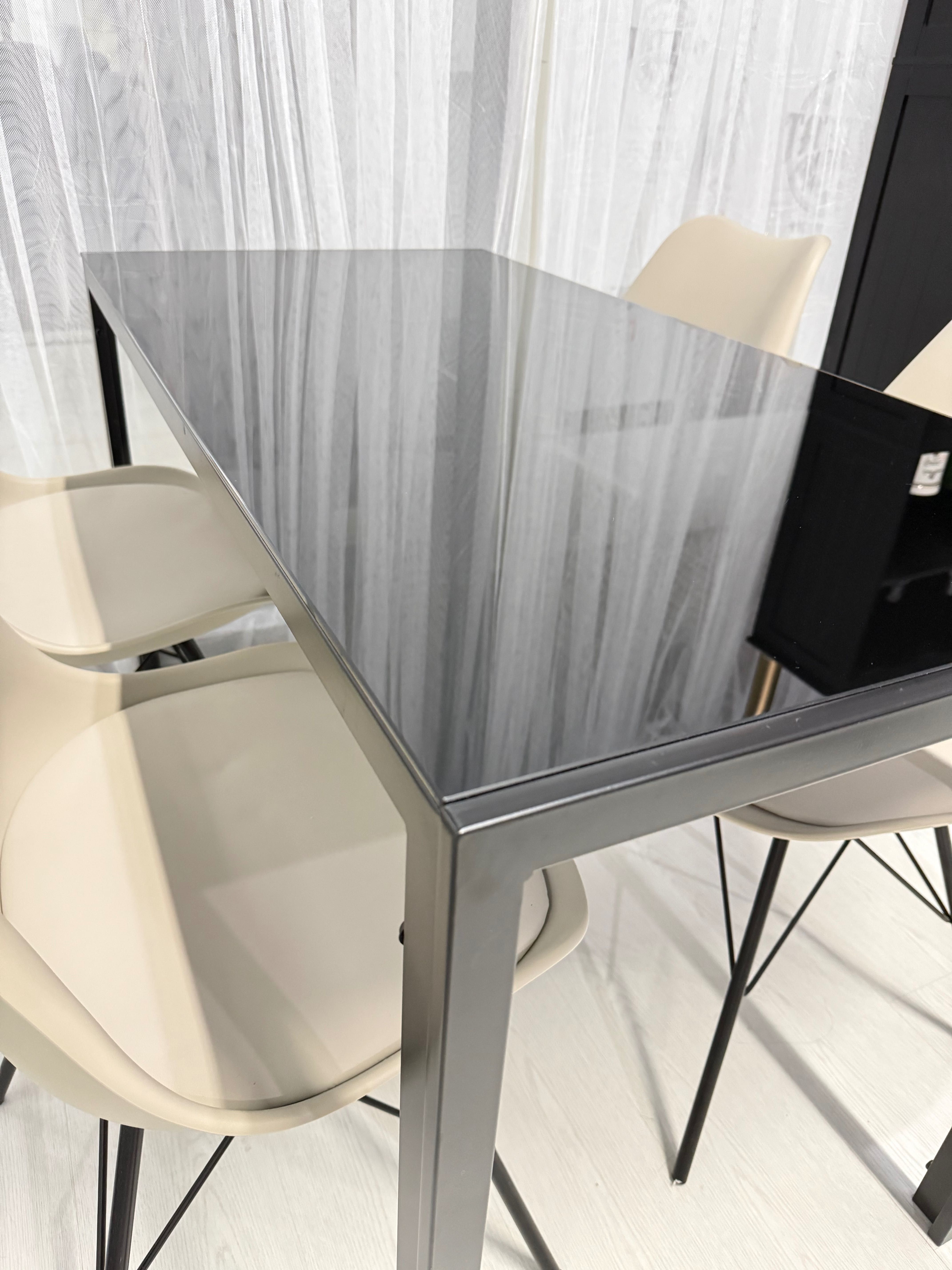 MESA PRETA DE VIDRO + 4 Cadeiras