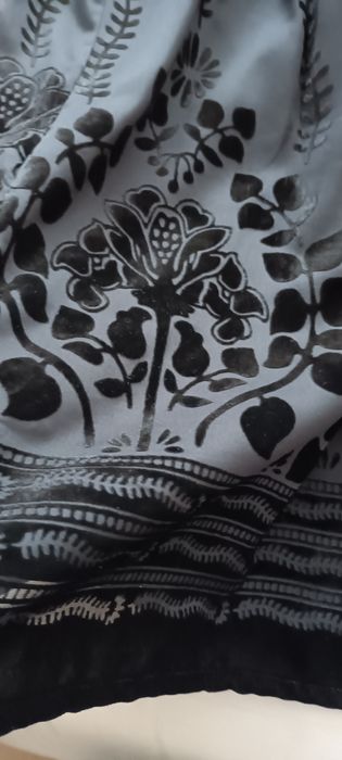 Sukienka marki H&M czarna rozmiar XL wzór kawiaty