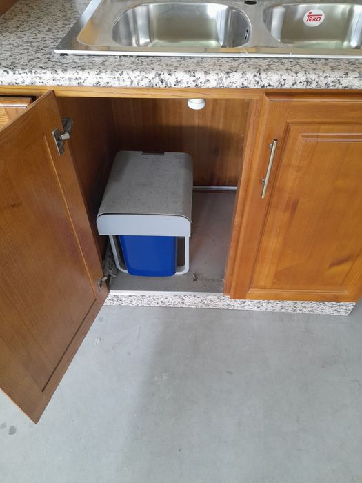 Cozinha em madeira de castanho nova