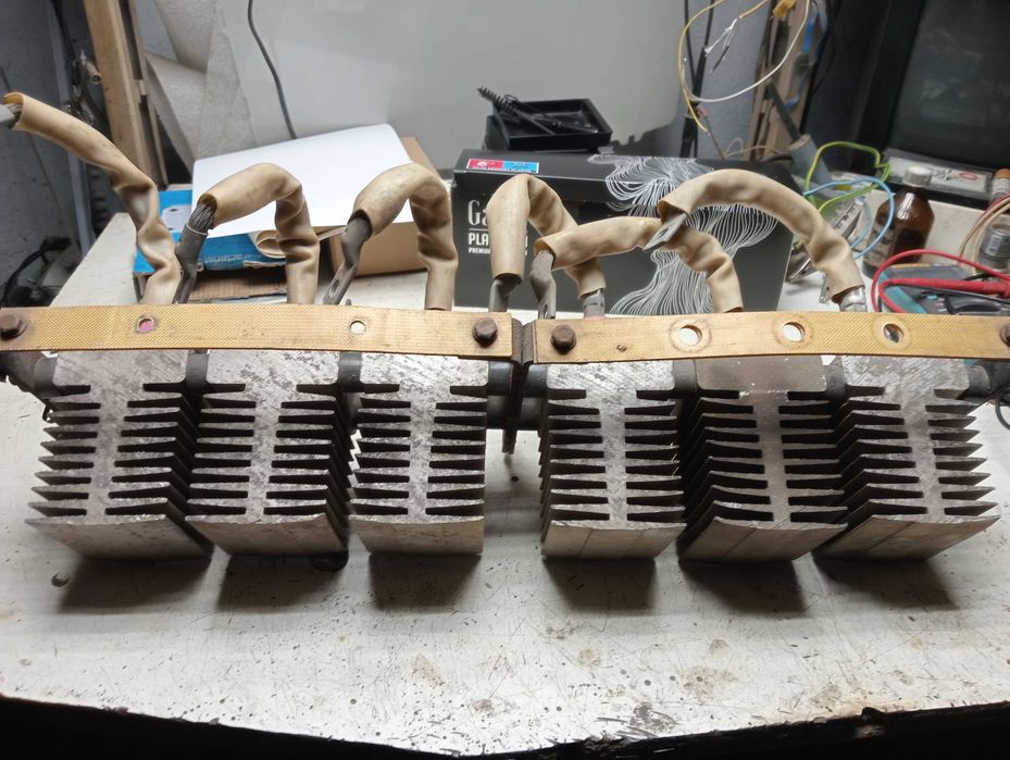 Збірка з шести діодів В200 з радіаторами та ізоляторами.