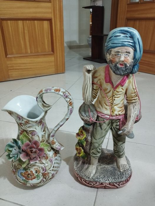 Bonecos e jarra em bom estado