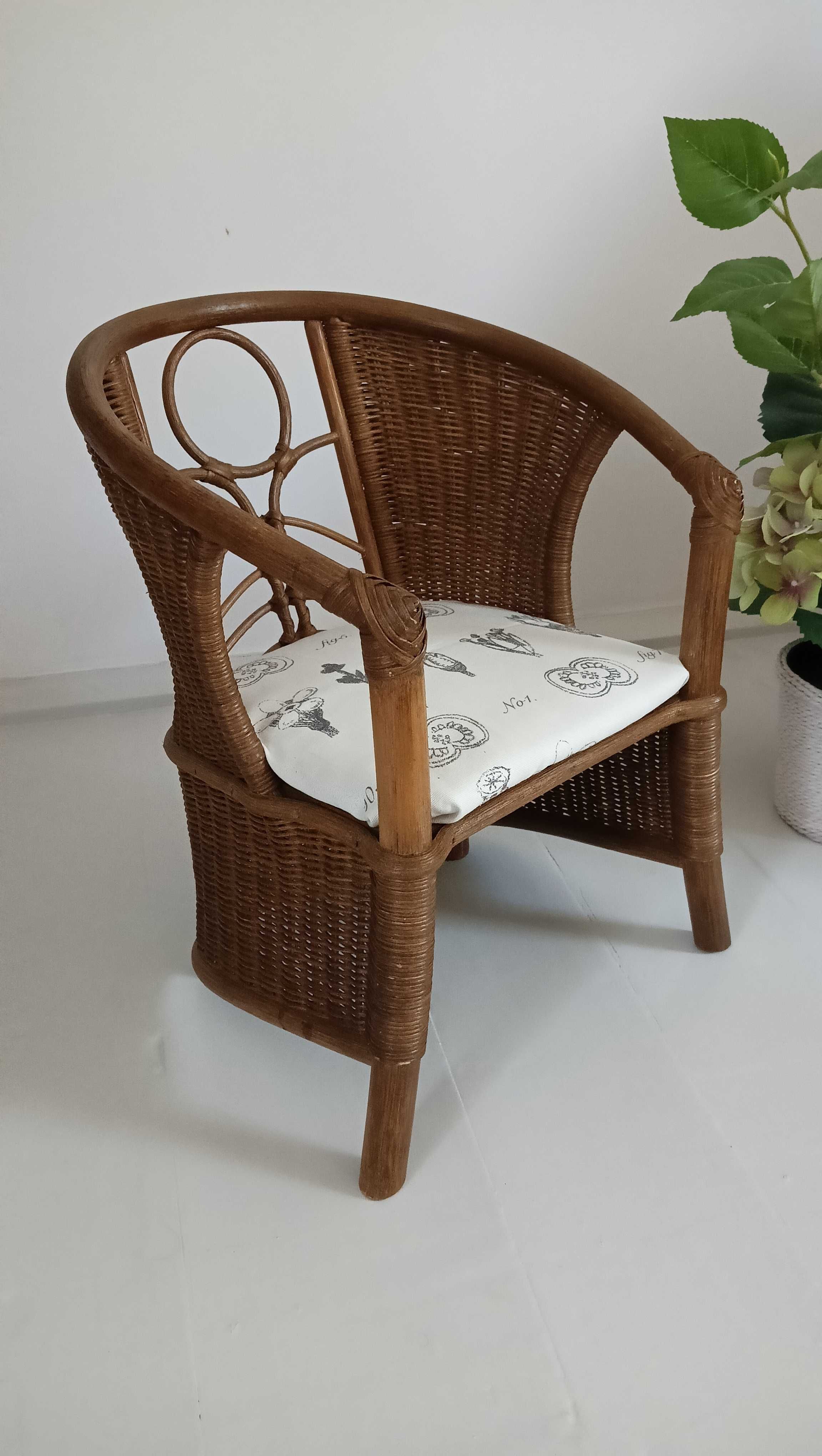 Piękne krzesło krzesełko rattanowe fotel