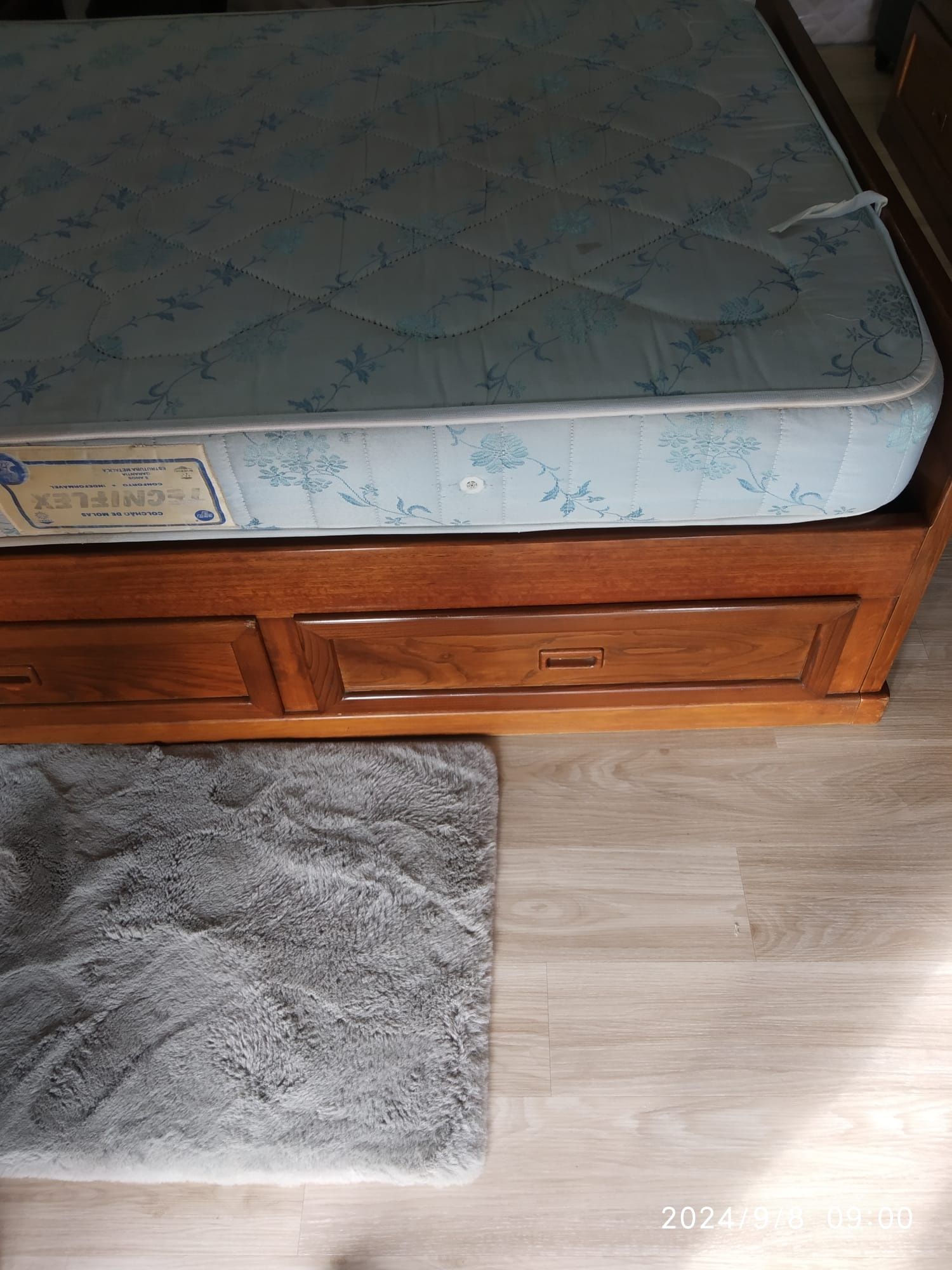 Cama de solteiro em madeira maciça