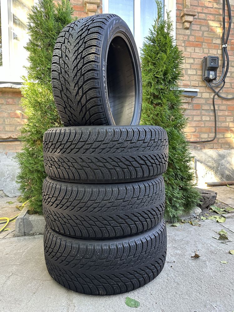 Зимова гума (резина ) Nokian Hakkapeliitta R3 245/45 R19