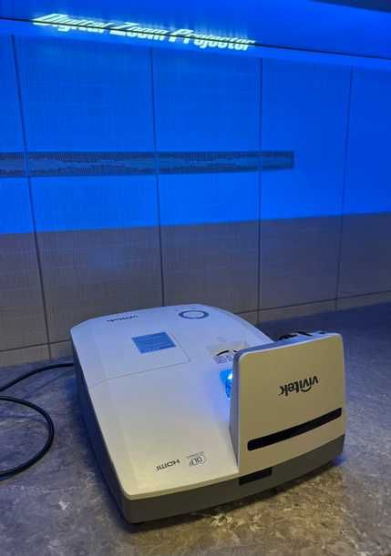 Projektor Vivitec D755UST - projektor ogniskowy