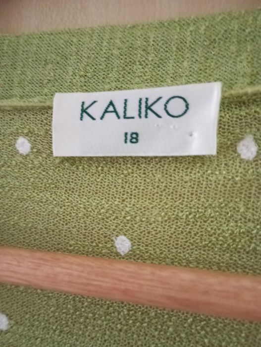 Sweterek damski bez zapięcia.